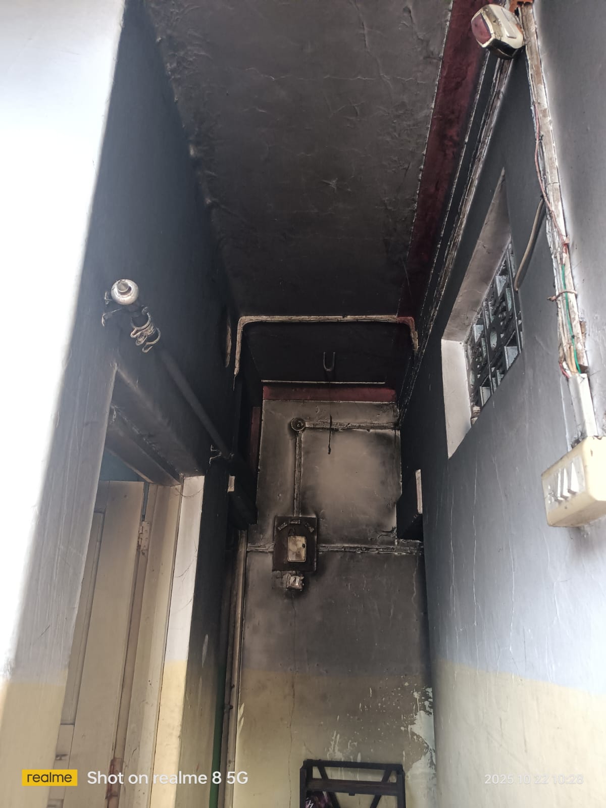 स्मार्टमीटर से भडकी आग में लाखों का नुकसान 2 1761133586 WhatsApp Image 2025 10 22 at 5.12.19 PM